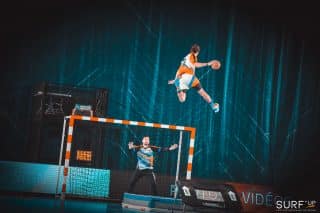 Photo du passage des Barjots Dunkers lors du match de handball féminin des Neptunes de Nantes face à Paris 92